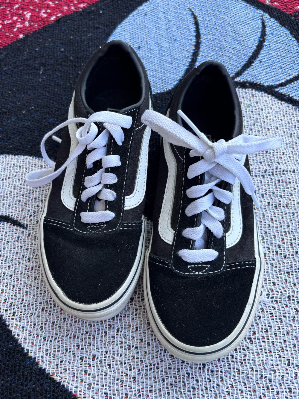 VANS BLACK AND WHITE LOW TOP SHOES YOUTH KIDS SIZE 13